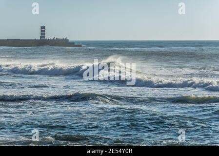 Wellenbrecher mit kleiner Leuchtturm (Farolins da Barra do Douro) in Foz Douro Bezirk von Porto Stadt, zweitgrößte Stadt in Portugal Stockfoto