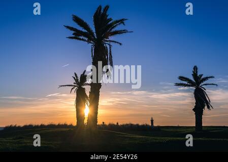 Sonnenuntergang über Strand in Foz Do Douro Bezirk von Porto Stadt, zweitgrößte Stadt in Portugal. Felgueiras Leuchtturm im Hintergrund Stockfoto