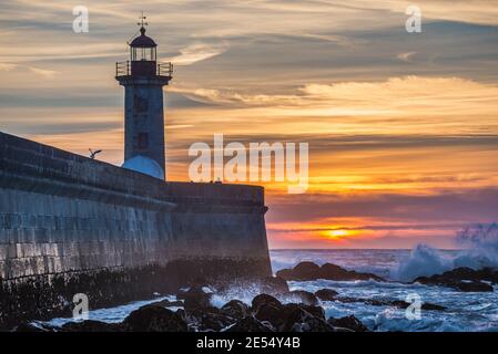 Malerischen Sonnenuntergang über dem Atlantik. Ansicht mit Felgueiras Leuchtturm in Foz Douro Bezirk von Porto Stadt, zweitgrößte Stadt in Portugal Stockfoto