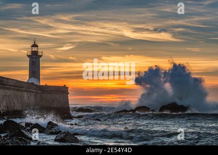 Sonnenuntergang über dem Atlantik. Ansicht mit Felgueiras Leuchtturm in Foz Douro Bezirk von Porto Stadt, zweitgrößte Stadt in Portugal Stockfoto