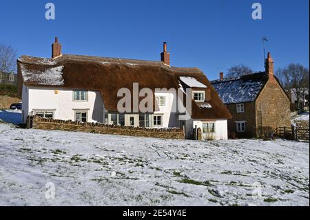 Beanacre Cottage, das auf der Straße vom nördlichen Oxfordshire Dorf Hook Norton nach Swerford liegt, wurde vor kurzem rethatched. Dieses Bild war tak Stockfoto