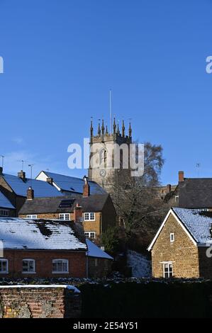 Blick auf die Pfarrkirche St. Peter in der north Oxfordshire Dorf Hook Norton nach einem Schneefall der Vorheriger Tag Stockfoto