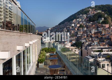 Blick auf die Favela von Pavao-Pavaozinho vom Grand Mercure Hotel in Rio de Janeiro am Copacabana Strand Stockfoto