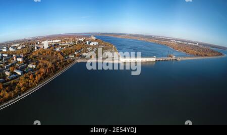 Luftaufnahme der Stadt Nowosibirsk und Wasserkraftwerk am ob Fluss. Nowosibirsk, Sibirien, Russland Stockfoto