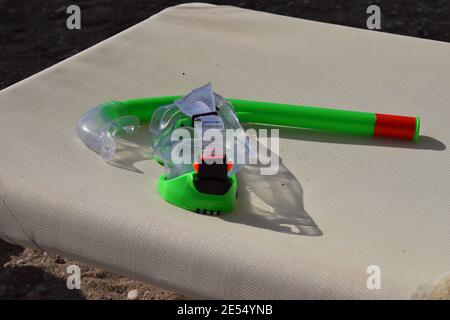 Schnorchel und Tauchermaske auf der Strandliege in der Nähe des Meeres. Tauchen mit einer Maske. Tauchen. Hobby. Freizeit. Tourismus Stockfoto
