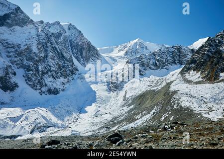 Hohe Berge mit Gletschern bedeckt Stockfoto