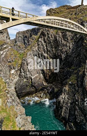 Mizen Head, County Cork, Irland. April 2016. Mizen Head Fog Signal Station wurde 1906 vom Irish Lights Board sanktioniert. Stockfoto