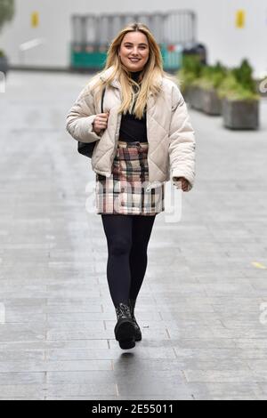 London, Großbritannien. Januar 2021. Sian Welby verlässt die Global Radio Studios nach der Capital Radio Breakfast Show in London. Kredit: SOPA Images Limited/Alamy Live Nachrichten Stockfoto