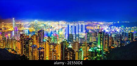 Fantastische Aussicht auf Hong Kong vom Peak . Nachtansicht (Stadtbild) über beleuchteten Wolkenkratzern Stockfoto