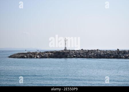 Kleiner Leuchtturm am Meer in Alanya, Stadtteil Antalya, Türkei. Beliebtes Touristenziel. Landschaft mit Leuchtturm im Hafen. Stockfoto