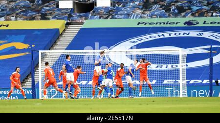 Adam Webster von Brighton hat gerade einen Header beim vierten Spiel des Emirates FA Cup zwischen Brighton und Hove Albion und Blackpool Town im American Express Stadium , Brighton , UK - 23rd. Januar 2021 - nur für redaktionelle Verwendung Stockfoto