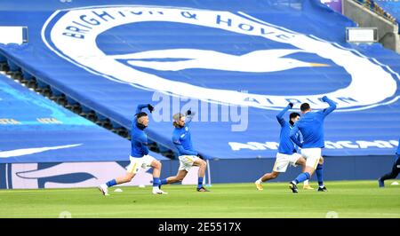 Brighton Spieler, die sich während des Emirates FA Cup Fourth Round Matches zwischen Brighton und Hove Albion und Blackpool Town im American Express Stadium, Brighton, Großbritannien, aufwärmen - 23rd. Januar 2021 - nur für redaktionelle Verwendung Stockfoto