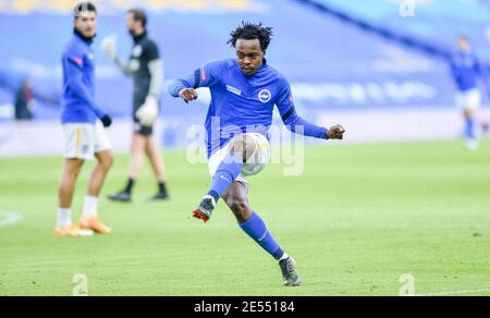 Percy Tau aus Brighton wärmt während des Emirates FA Cup Vierte Runde Spiel zwischen Brighton und Hove Albion und Blackpool Town im American Express Stadium, Brighton, Großbritannien - 23. Januar 2021 Foto Simon Dack / Telefoto images - kein Merchandising. Für Football Images gelten Einschränkungen für FA und Premier League, inc. Keine Internet-/Mobilnutzung ohne FAPL-Lizenz. Weitere Informationen erhalten Sie bei Football Dataco Stockfoto