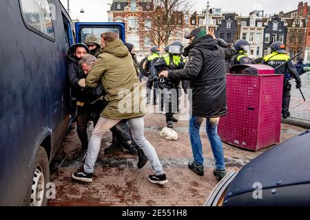 AMSTERDAM, NIEDERLANDE, 24. JANUAR: Demonstranten werden am 24. Januar 2021 in Amsterdam, Niederlande, in der Nähe des Museumplein mit der Bereitschaftspolizei zusammenprallen sehen. Stockfoto