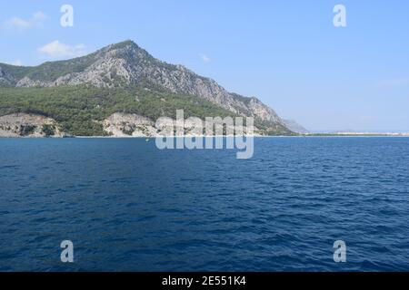 Blick auf Antalya vom Mittelmeer - Antalya, Türkei. Ein Blick auf die Gipfel des Taurusgebirges und das aquamarine Meerwasser in beliebter Tour Stockfoto