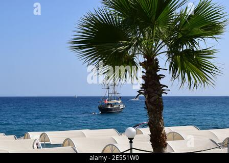 Altes Piratenschiff, das in der Tiefsee segelt. Piratenschiff auf See. Horizont im Meer. Ein Lustschiff in Form eines Piratenschiffs segelt entlang der Mediterr Stockfoto