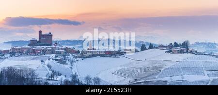 Italien Piemont: Weingärten einzigartige Landschaft Winter Sonnenuntergang, Serralunga d'Alba mittelalterliche Burg auf einem Hügel, die Alpen schneebedeckten Berge Hintergrund, i Stockfoto