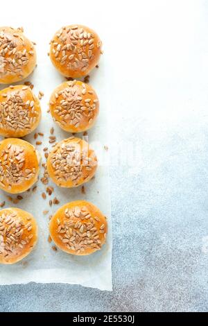 Heiße frische hausgemachte Brötchen mit Samen bestreut. Draufsicht - Bild Stockfoto