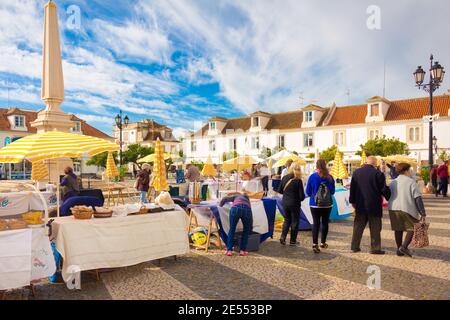 Blick auf den Wochenmarkt in Marques of Pombal Platz in Vila Real von Saint Antonio, Algarve, Portugal Stockfoto