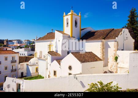 Blick auf den Glockenturm der Kirche von Santiago im oberen Teil des historischen Zentrums von Tavira an der Algarve, Portugal Stockfoto