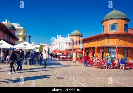 Blick auf die Straße, die die beiden Versorgungsmärkte der Stadt in der Nähe des Hafens von Olhao in Algarve, Portugal trennt Stockfoto