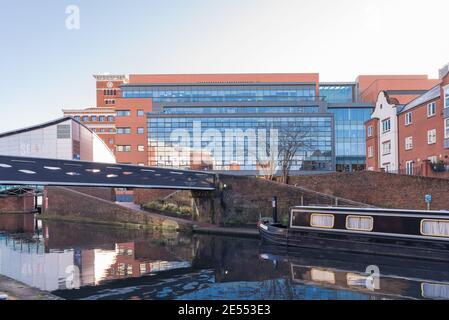 Birmingham Sealife Centre und Brindley Place vom Kanalnetz im Stadtzentrum von Birmingham aus gesehen Stockfoto