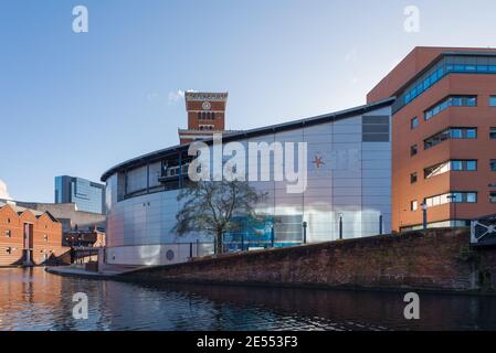 Birmingham Sealife Centre und Brindley Place vom Kanalnetz im Stadtzentrum von Birmingham aus gesehen Stockfoto