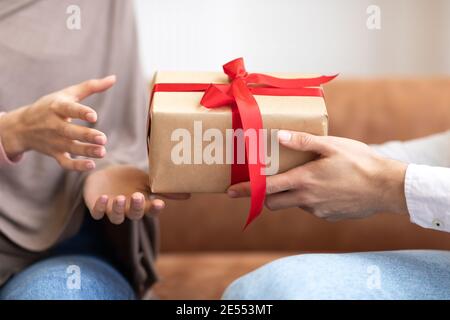 Muslimischer Ehemann, Der Frau Im Freien Eine Geschenkschachtel Gibt, Nahaufnahme, Abgeschnitten Stockfoto