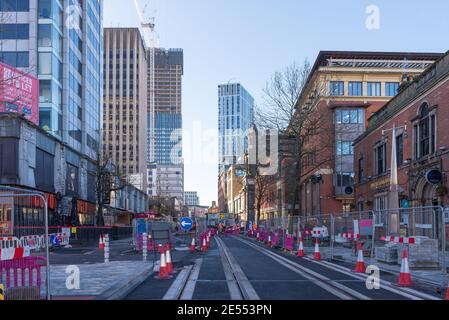 Straßenbahnlinien werden entlang der Broad Street im Stadtzentrum von Birmingham verlegt Stockfoto