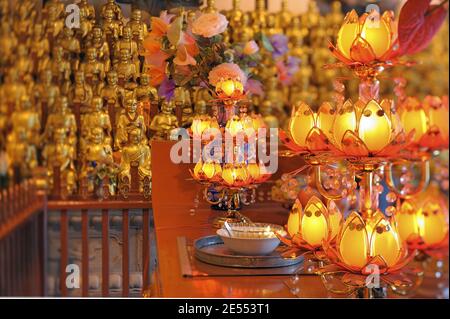 Gold buddhistischen Statue in Longhua Tempel. Statuen der 500 Lohan Stockfoto