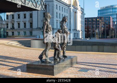 Vor der Bibliothek von Birmingham am Centenary Square in Birmingham steht eine Statue der Real Birmingham Family von Gillian Wearing Stockfoto