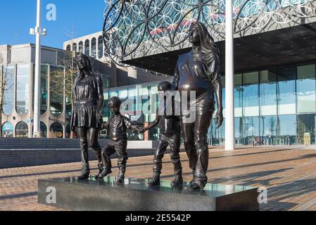 Vor der Bibliothek von Birmingham am Centenary Square in Birmingham steht eine Statue der Real Birmingham Family von Gillian Wearing Stockfoto