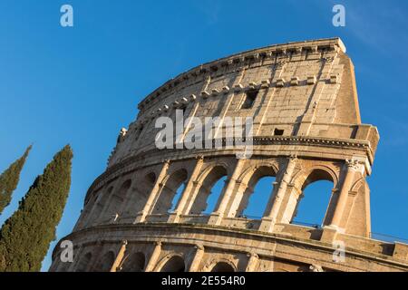 Rom, die Hauptstadt Italiens, ist eine kosmopolitische Großstadt, die fast 3.000 Jahre Kunstgeschichte, Architektur und Kultur vorherweisen kann. Stockfoto