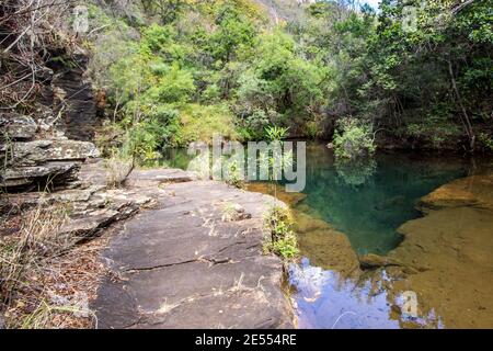 Ein tiefer, abgeschiedener, blaubunter Pool, umgeben vom dichten Flussregenwald des Kadishi River im Blydepoort Canyon, Südafrika Stockfoto