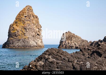 Die Inseln der Zyklopen an der Küste von Aci Trezza, Sizilien, Italien Stockfoto