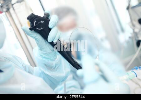 Endoskopische Untersuchung des Patienten auf der Intensivstation. Stockfoto