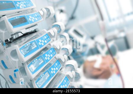 Patienten in der Intensivstation komatös behandeln. Stockfoto