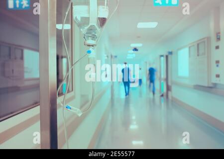 Walking medizinische Arbeiter im Krankenhaus auf dem Hintergrund von Tropf. Stockfoto