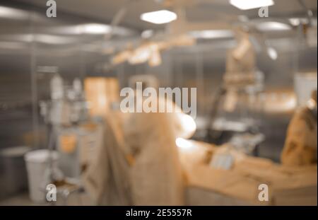 Unfokussierter Hintergrund der arbeitenden Chirurgen im Operationssaal. Stockfoto