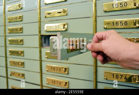 Hände öffnen einen sicheren Tresor in einer Bank Stockfoto