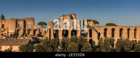 Rom, die Hauptstadt Italiens, ist eine kosmopolitische Großstadt, die fast 3.000 Jahre Kunstgeschichte, Architektur und Kultur vorherweisen kann. Stockfoto