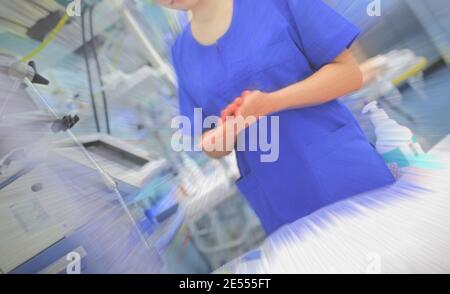 Krankenschwester in der Uniform auf dem Hintergrund der medizinischen Ausrüstung. Stockfoto