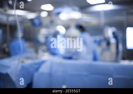 Harte Arbeit im Operationssaal, unfokussierter Hintergrund. Stockfoto