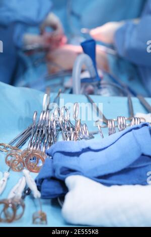 Chirurgische Werkzeuge auf dem Tisch während der Operation. Stockfoto