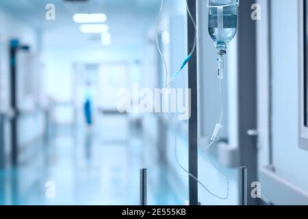 Intravenöses Tropfsystem in der Krankenhauslobby. Stockfoto