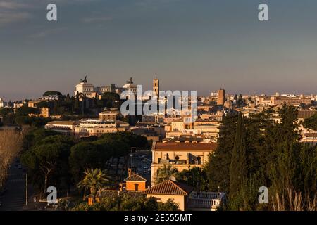 Rom, die Hauptstadt Italiens, ist eine kosmopolitische Großstadt, die fast 3.000 Jahre Kunstgeschichte, Architektur und Kultur vorherweisen kann. Stockfoto