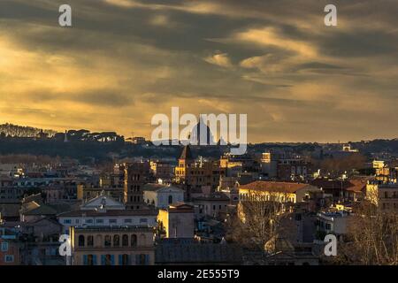 Rom, die Hauptstadt Italiens, ist eine kosmopolitische Großstadt, die fast 3.000 Jahre Kunstgeschichte, Architektur und Kultur vorherweisen kann. Stockfoto