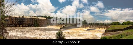 Prattville, Alabama, USA - 18. Juni 2017: Ein Panoramablick auf das Hochwasser auf Autauga Creek an der historischen Pratt Cotton Gin Mill und Mill Teichdamm af Stockfoto