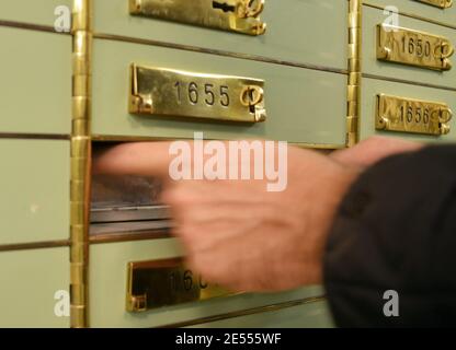 Der Kunde erhält Zugang zu seinem Safe in einem Bankraum Zimmer Stockfoto