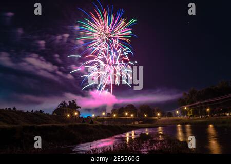 Prattville, Alabama, USA - 4. Juli 2017: Feuerwerk am 4. Juli mit Menschen aufgereiht entlang des Baches, um in Prattville, einer kleinen Stadt zu sehen Stockfoto